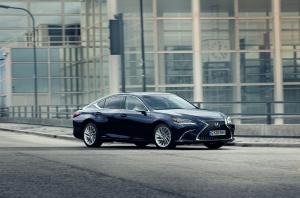 Lexus ES300h with Digital Door Monitors 2020 года  (UK)